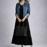 Vestido longo preto com decote V e babados em camadas na barra, manga curta