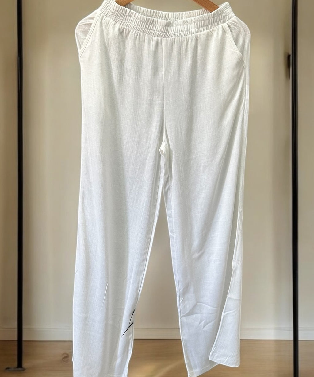 Calça branca de cintura elástica com pernas largas