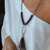 Colar boho prateado com corrente, miçangas escuras e pingente com franjas