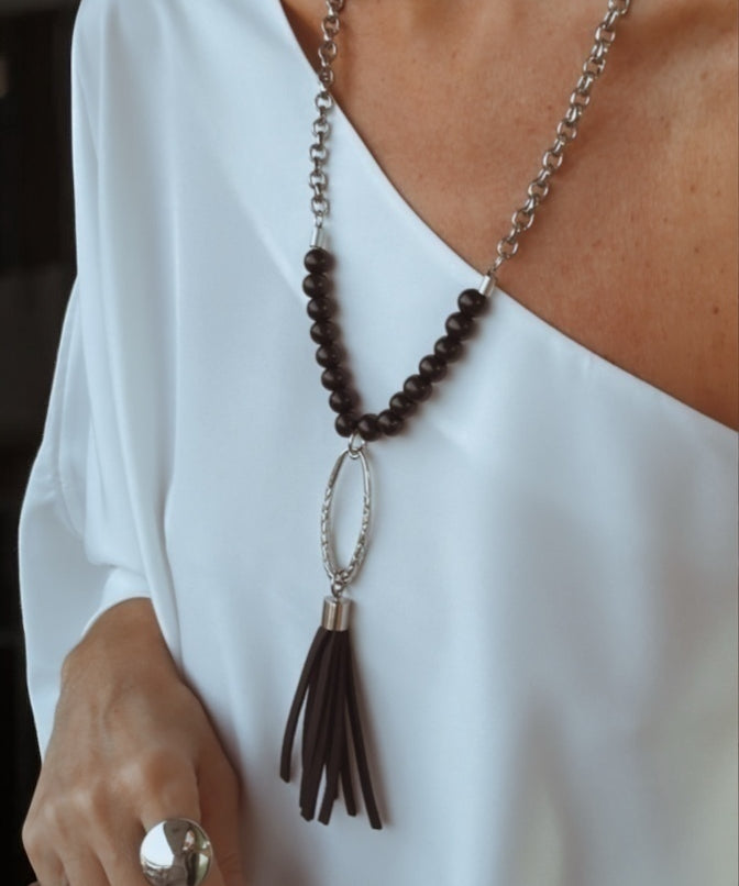 Colar boho prateado com corrente, miçangas escuras e pingente com franjas