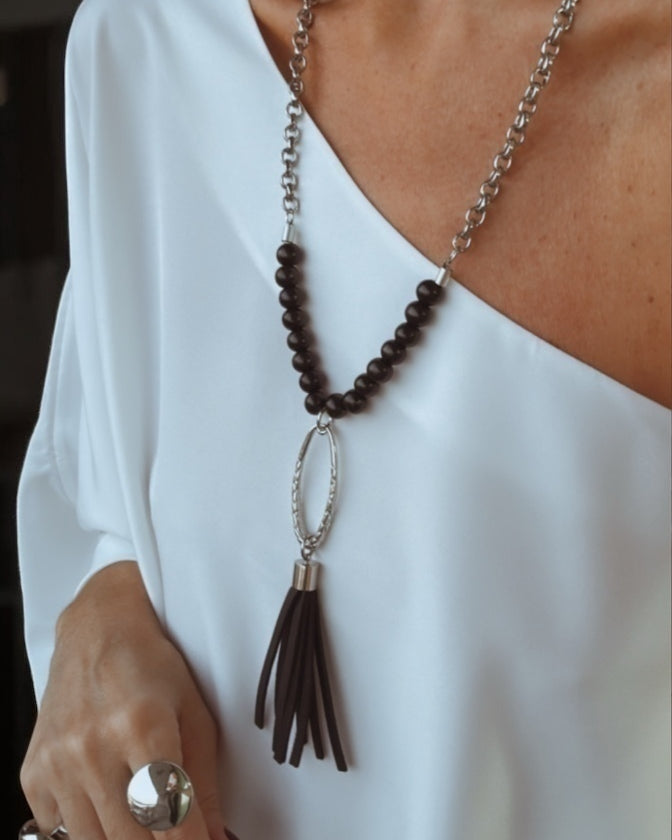 Colar boho prateado com corrente, miçangas escuras e pingente com franjas