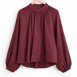Blusa vinho de tecido leve, gola franzida e punhos elásticos nas mangas