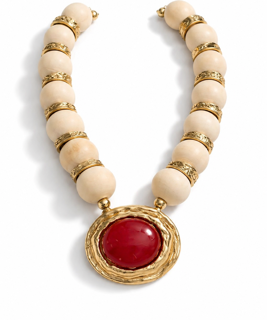 Colar Gil com contas bege e pingente dourado com pedra vermelha