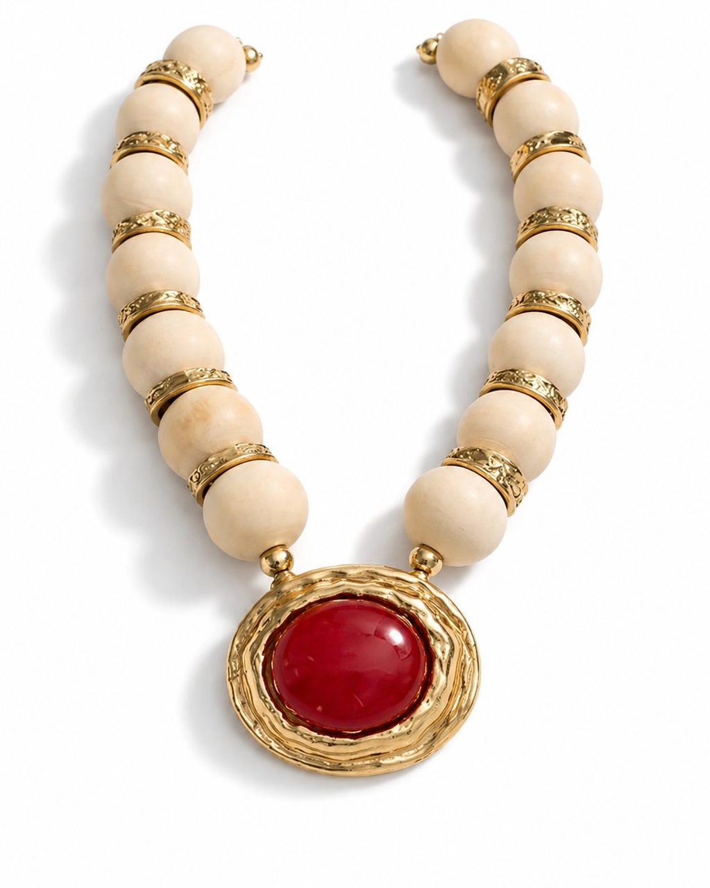 Colar Gil com contas bege e pingente dourado com pedra vermelha