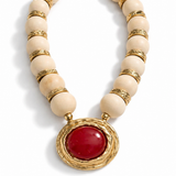 Colar Gil com contas bege e pingente dourado com pedra vermelha