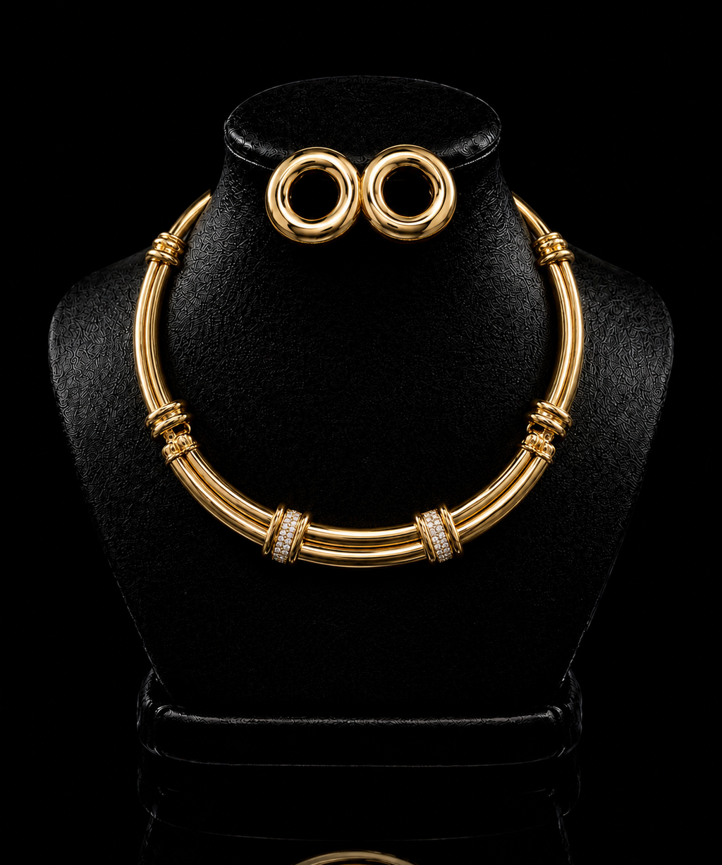 Conjunto de colar e brinco dourado com choker e argolas duplas redondas com detalhes brilhantes