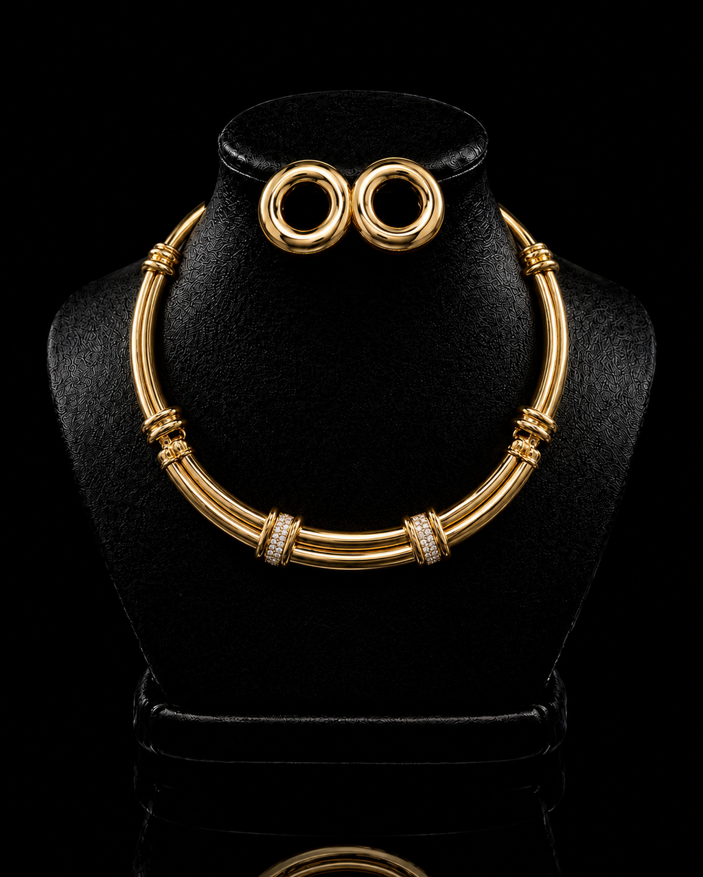 Conjunto de colar e brinco dourado com choker e argolas duplas redondas com detalhes brilhantes