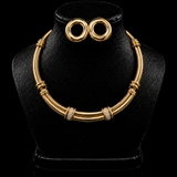 Conjunto de colar e brinco dourado com choker e argolas duplas redondas com detalhes brilhantes