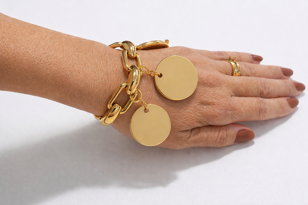Pulseira dourada com corrente e duas placas redondas lisas