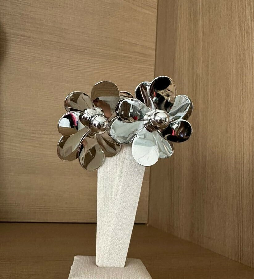 Brinco de flor prateado com pétalas brilhantes e esferas decorativas