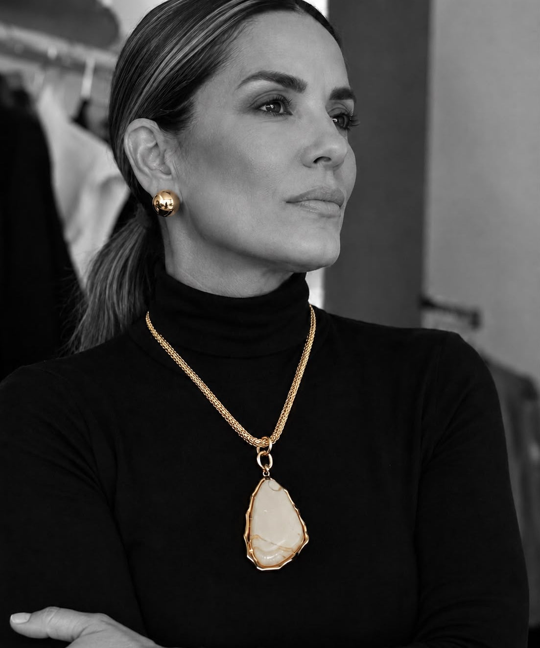 Conjunto de colar dourado com pingente em gota e brinco de bola