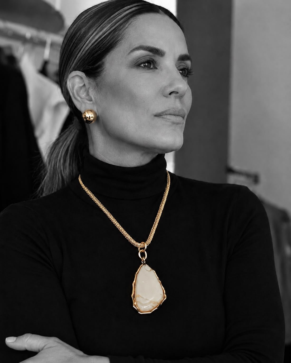 Conjunto de colar dourado com pingente em gota e brinco de bola