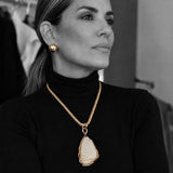 Conjunto de colar dourado com pingente em gota e brinco de bola