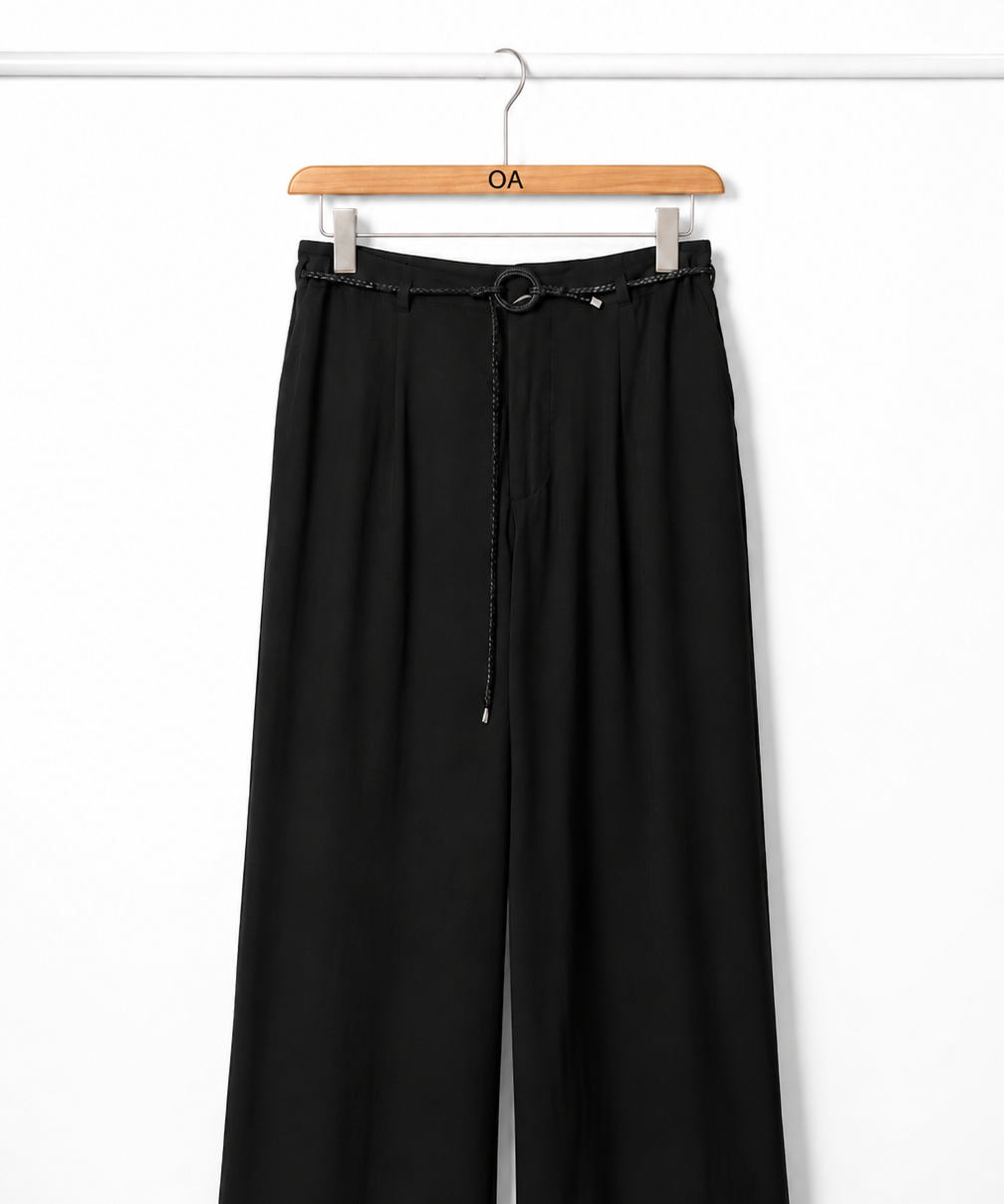 Calça pantalona preta com cordão e argola no cós, caimento amplo.