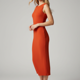 Vestido midi coral, corte reto, sem mangas, alças largas e gola redonda