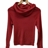 Blusa de manga longa marsala com gola ampla drapeada e punhos