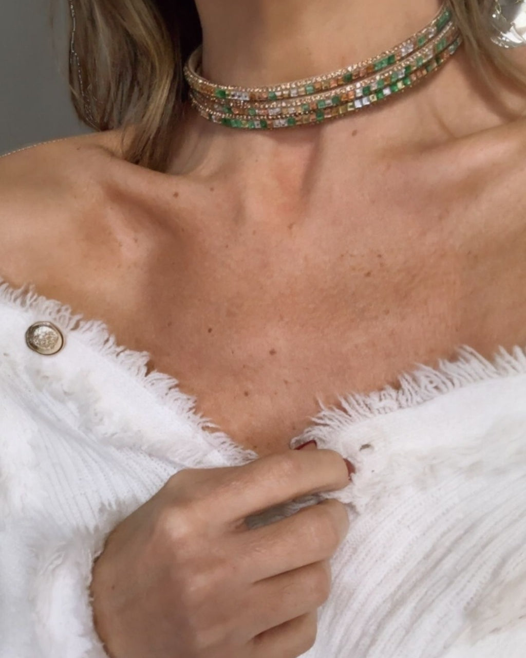 Colar choker de miçangas coloridas no pescoço