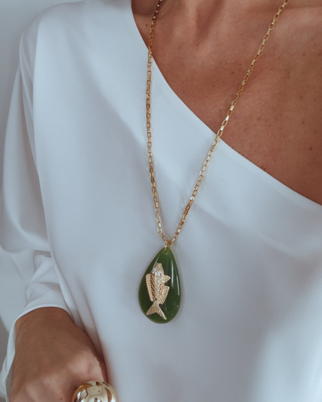 Colar gota peixe dourado com corrente fina e pingente gota verde com peixe