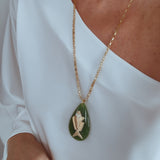 Colar gota peixe dourado com corrente fina e pingente gota verde com peixe