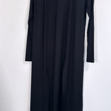 Cardigan longo preto, costuras laterais visíveis e mangas amplas