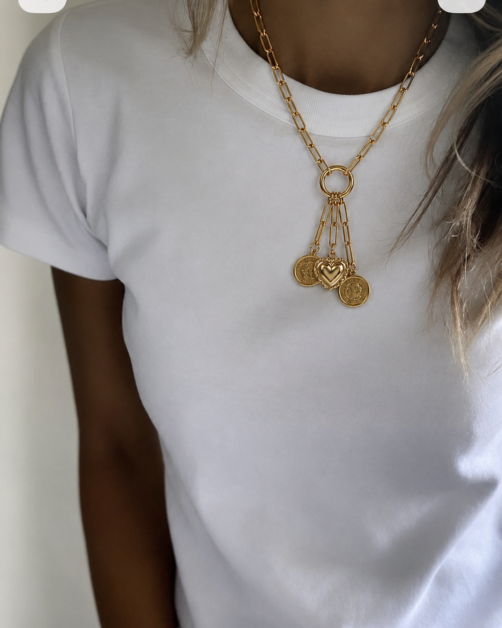 Colar Domenica dourado com corrente de elos e pingente com argolinhas e medalhinhas
