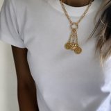 Colar Domenica dourado com corrente de elos e pingente com argolinhas e medalhinhas