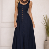 Vestido longo marinho com alças largas, fileira de botões e fenda frontal.