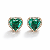 Brincos de coração com cristal verde e aro cravejado em metal dourado
