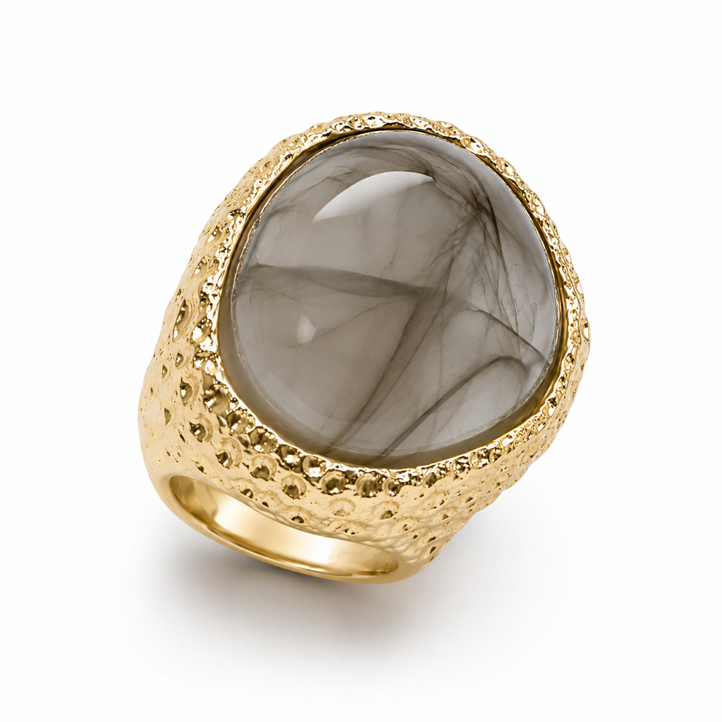 Anel com aro dourado texturizado e pedra oval de quartzo com veios
