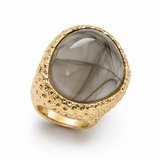 Anel com aro dourado texturizado e pedra oval de quartzo com veios