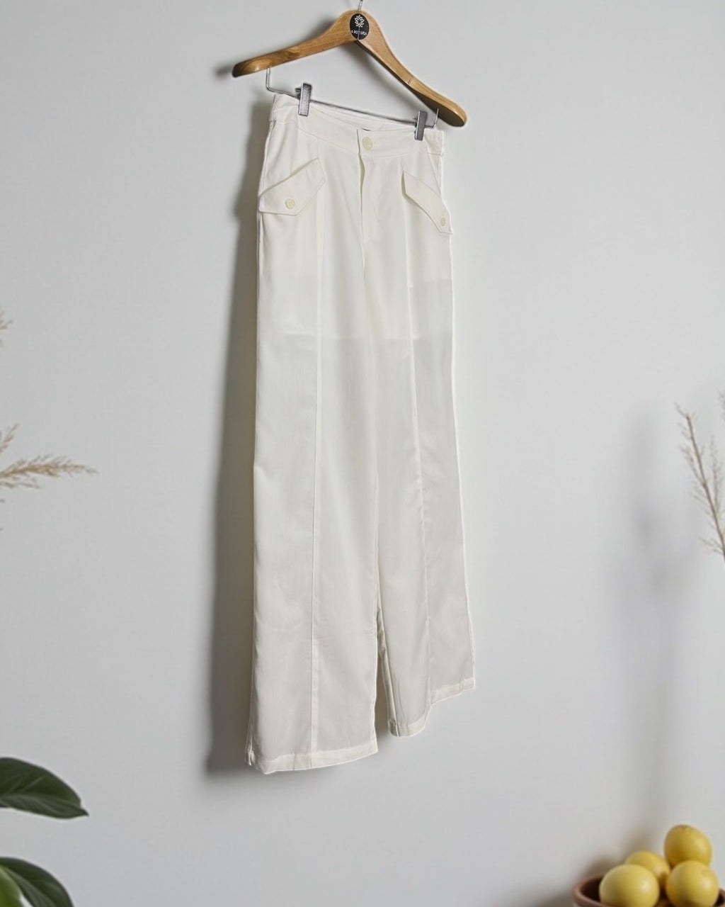 Calça off-white reta, bolsos frontais e zíper