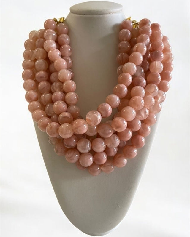 Colar maxi de contas rosé, gola volumosa em camadas e fecho dourado