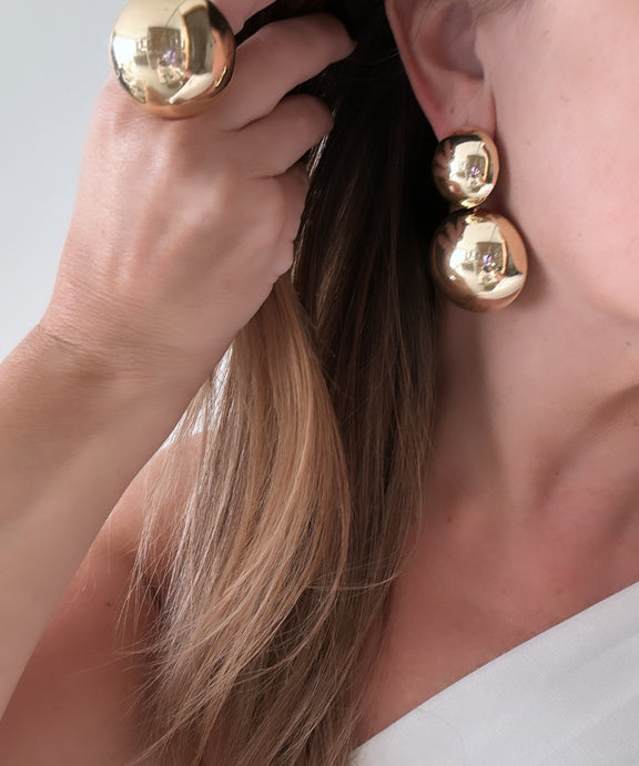 Brinco Claire Duo dourado com duas esferas e detalhe em cristal