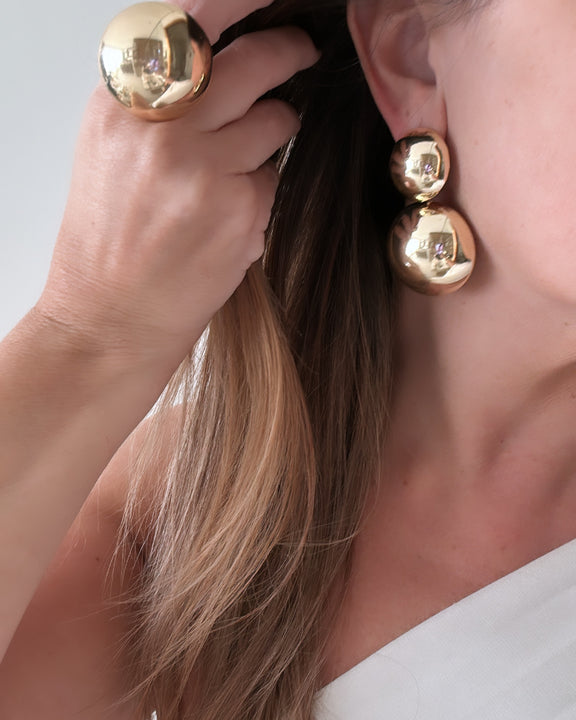 Brinco Claire Duo dourado com duas esferas e detalhe em cristal