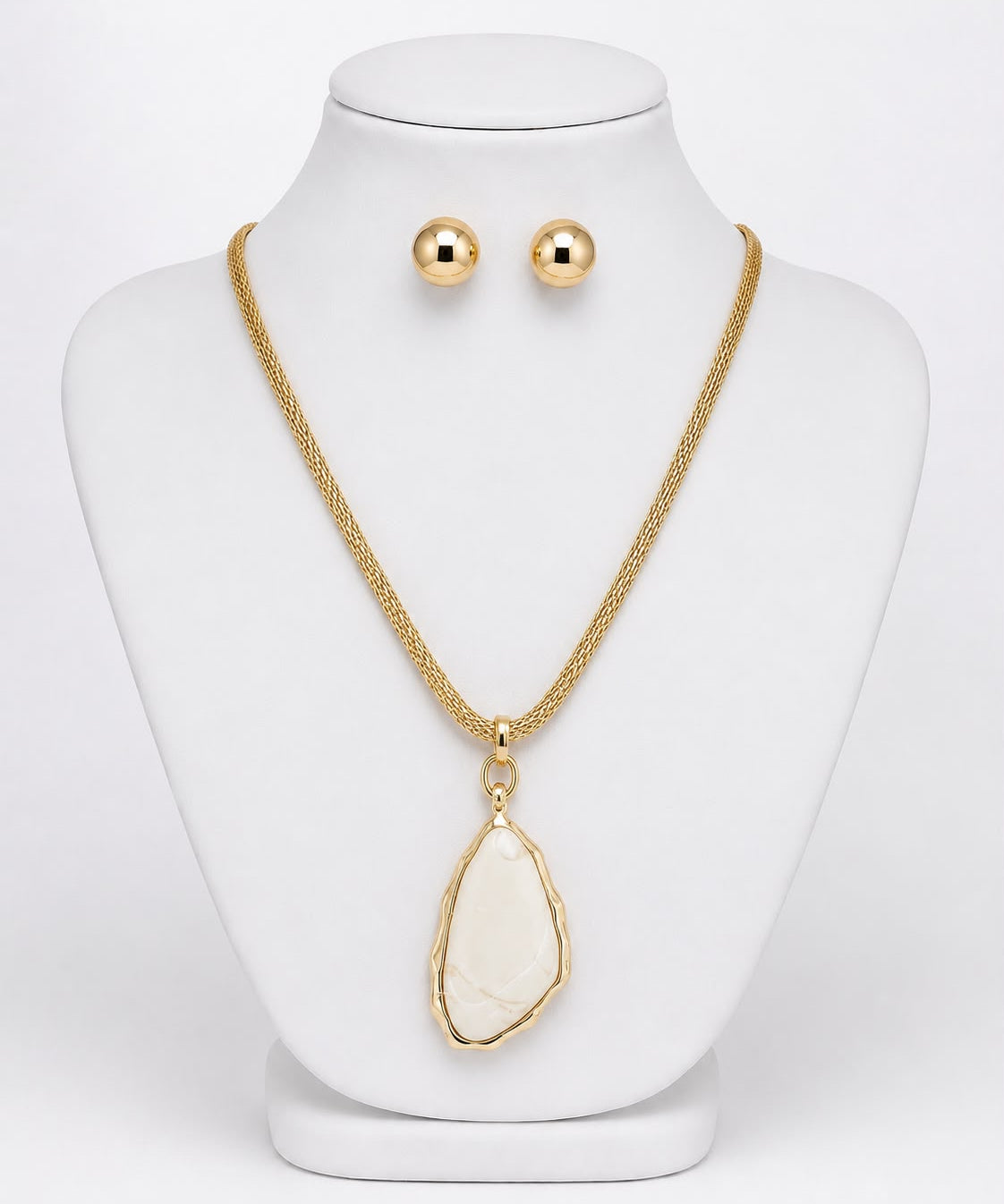 Conjunto de colar dourado com pingente de gota e brinco arredondado no manequim