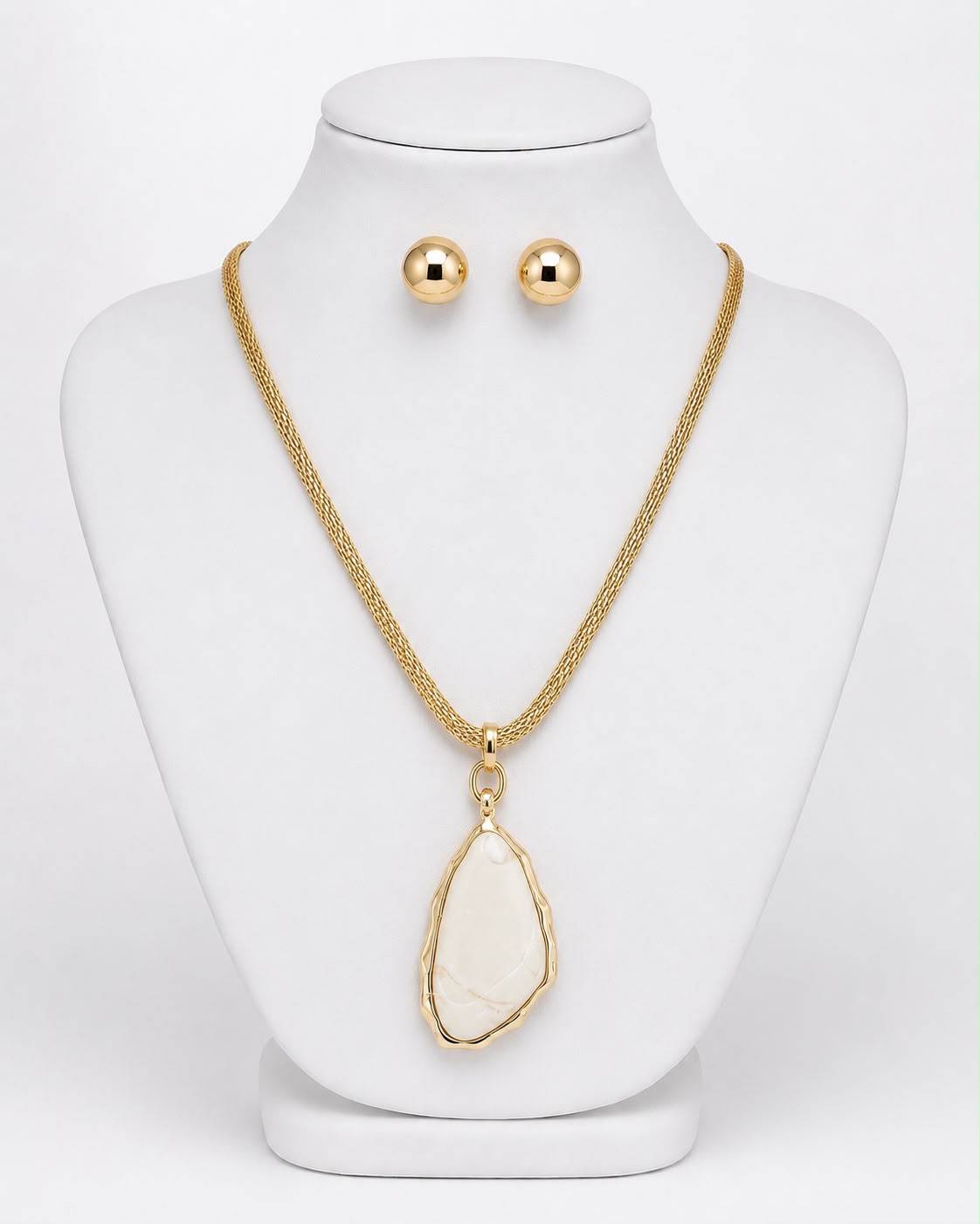 Conjunto de colar dourado com pingente de gota e brinco arredondado no manequim