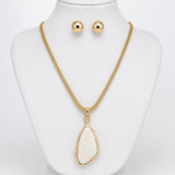 Conjunto de colar dourado com pingente de gota e brinco arredondado no manequim