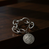 Pulseira com elos prateados e pingente circular gravado