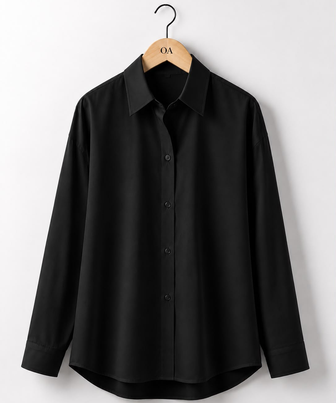 Camisa Greta preta: gola e botões frontais, manga longa
