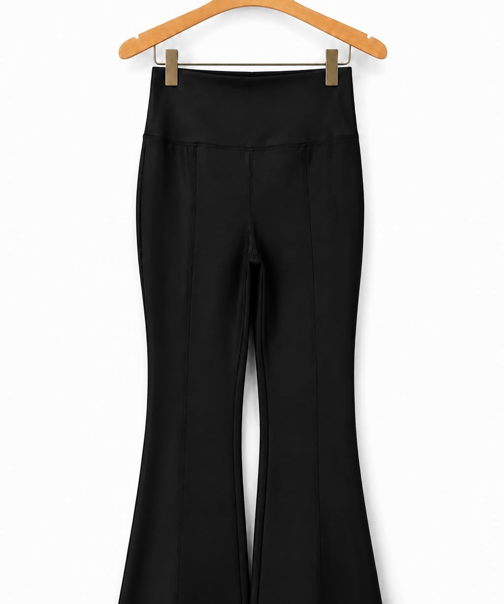 Calça flare preta plus, cós ajustado, modelagem aberta na parte inferior