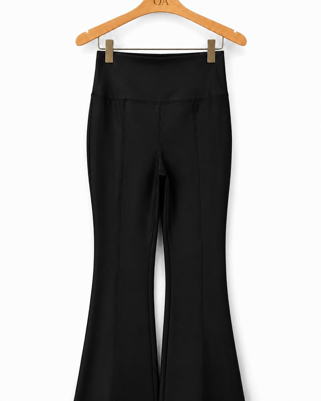 Calça flare preta plus, cós ajustado, modelagem aberta na parte inferior