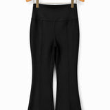 Calça flare preta plus, cós ajustado, modelagem aberta na parte inferior
