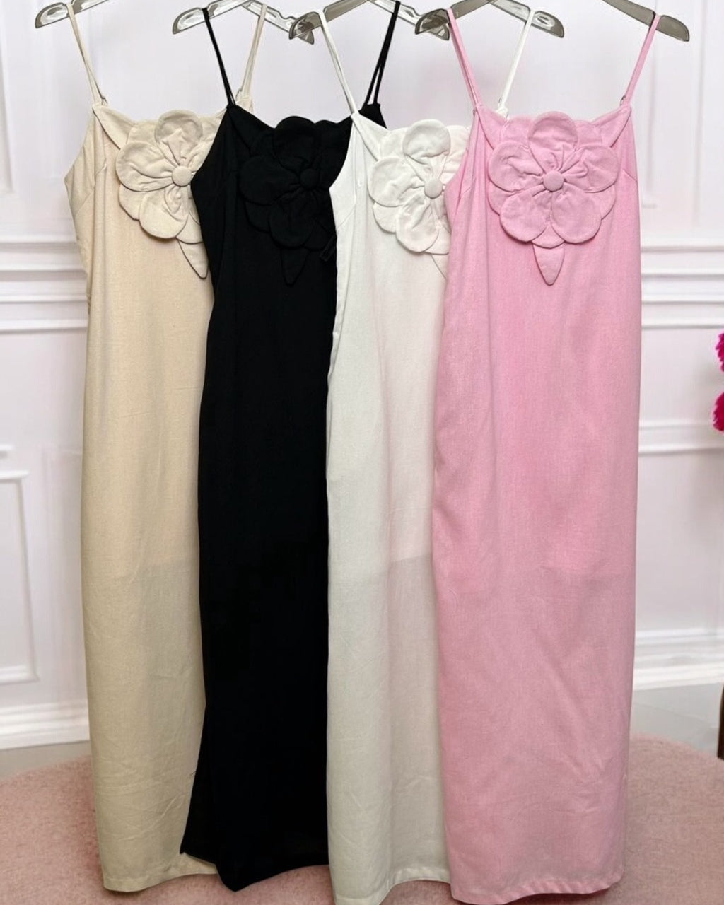 Vestido Aurora liso, com alça fina e detalhe de flor no peito; cores variadas