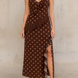 Vestido longo marrom com alças finas e poás, transpassado diagonal e fenda