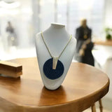 Colar curto com pingente circular texturizado azul-marinho em fio dourado