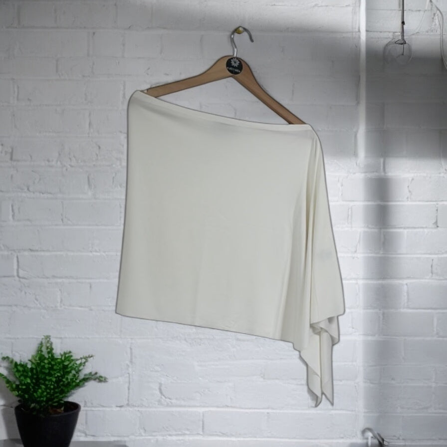 Xale off-white drapeado, com ponta e barra assimétrica