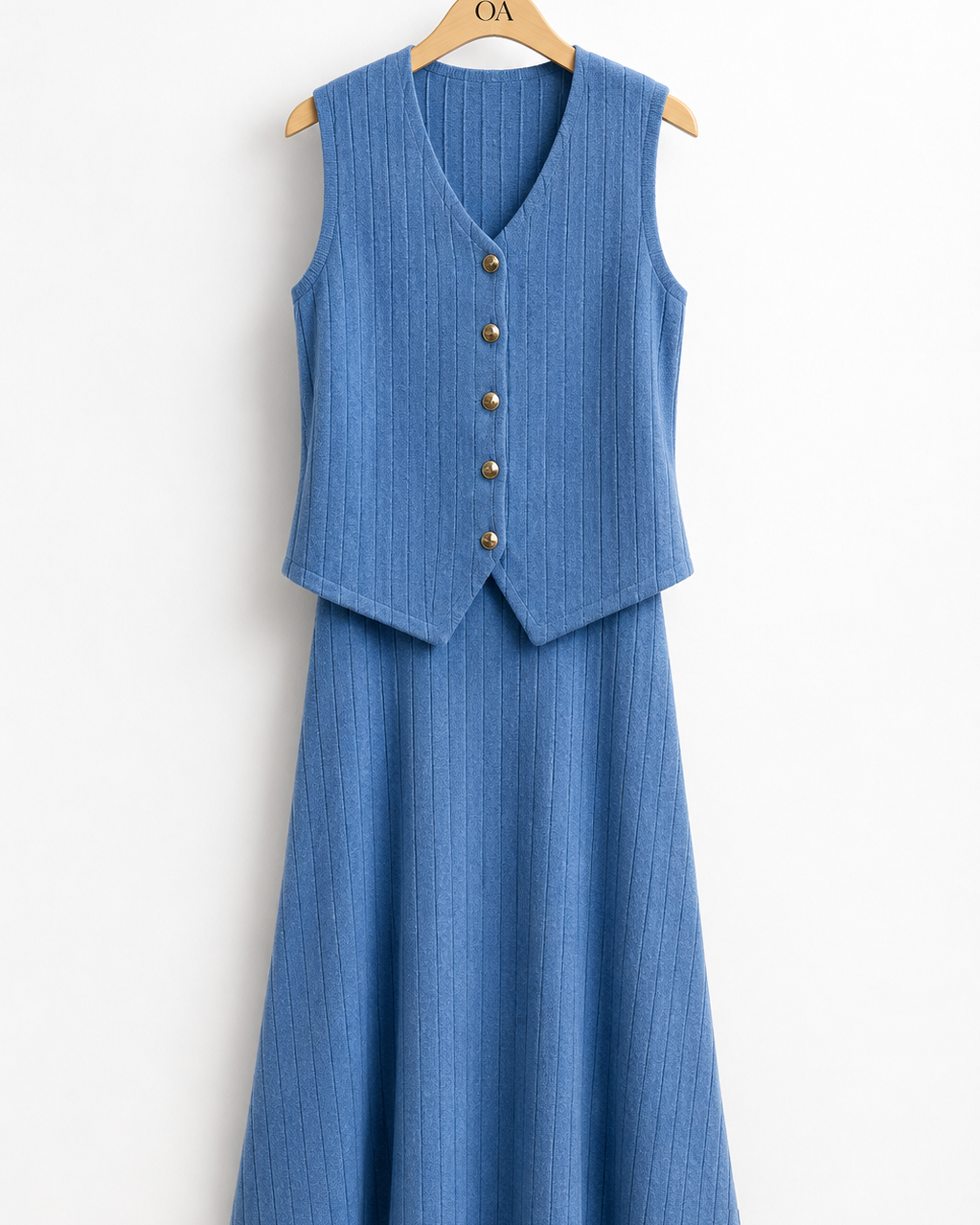 Conjunto azul canelado com saia longa e colete sem mangas em decote V e botões