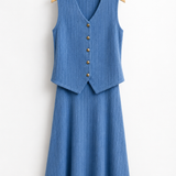 Conjunto azul canelado com saia longa e colete sem mangas em decote V e botões