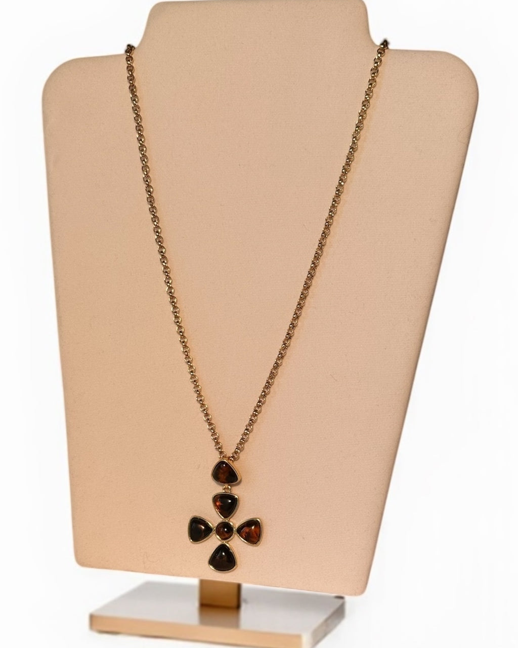 Colar com corrente dourada e pingente floral com esmalte preto