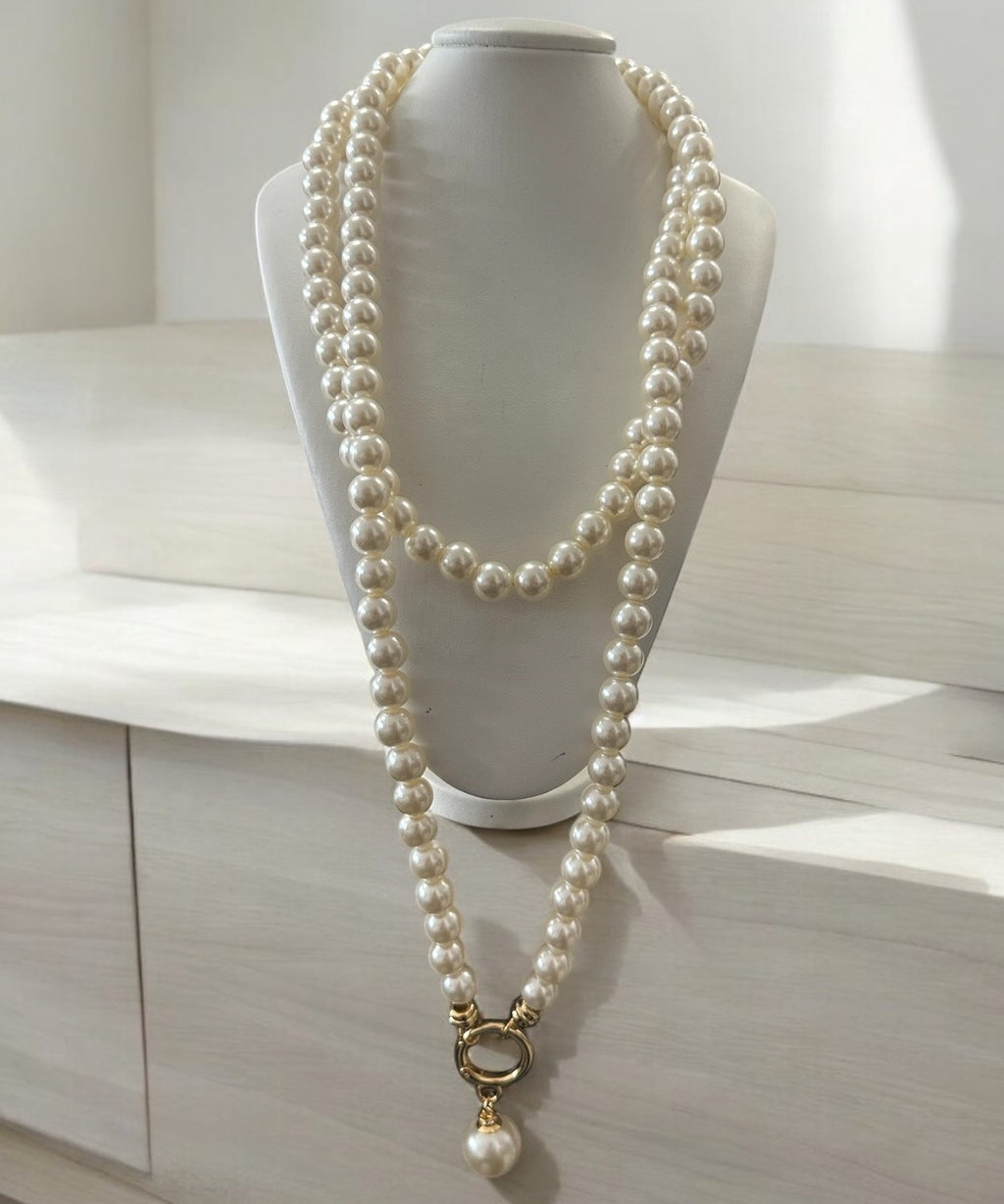 Colar de pérolas brancas com pingente esférico dourado e fecho oval